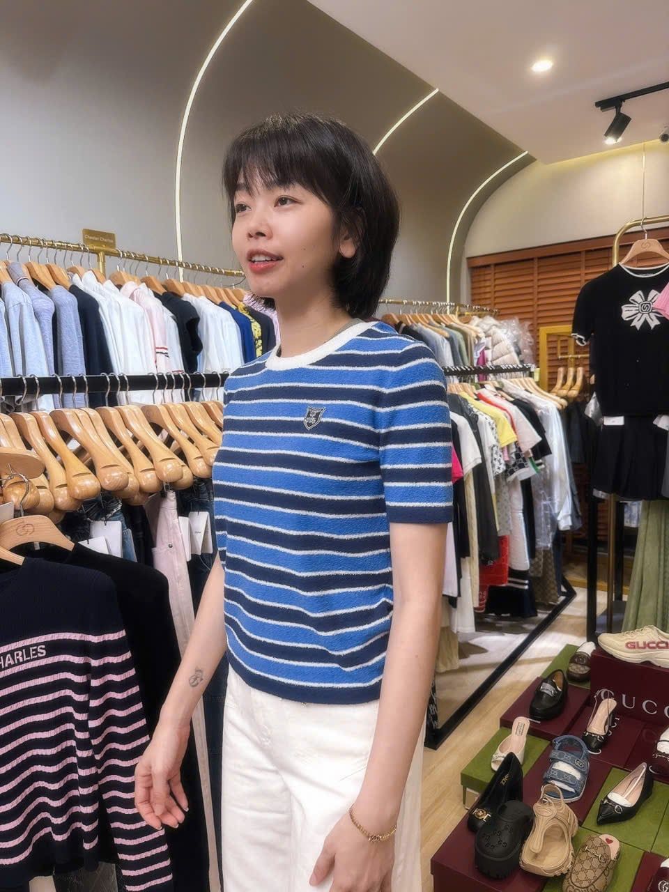  Áo thun kẻ xanh cổ viền trắng huy hiệu đính ngực 