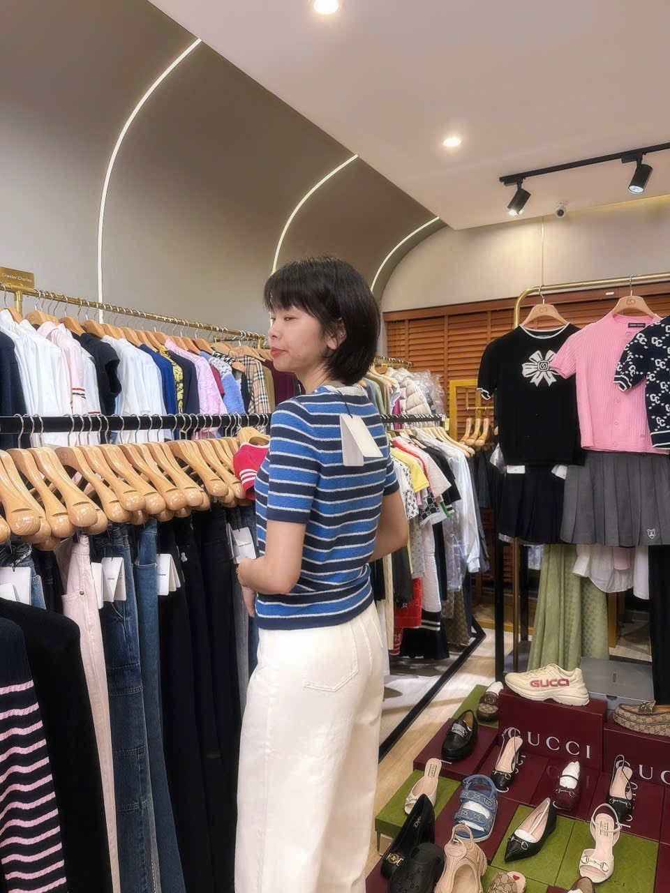  Áo thun kẻ xanh cổ viền trắng huy hiệu đính ngực 