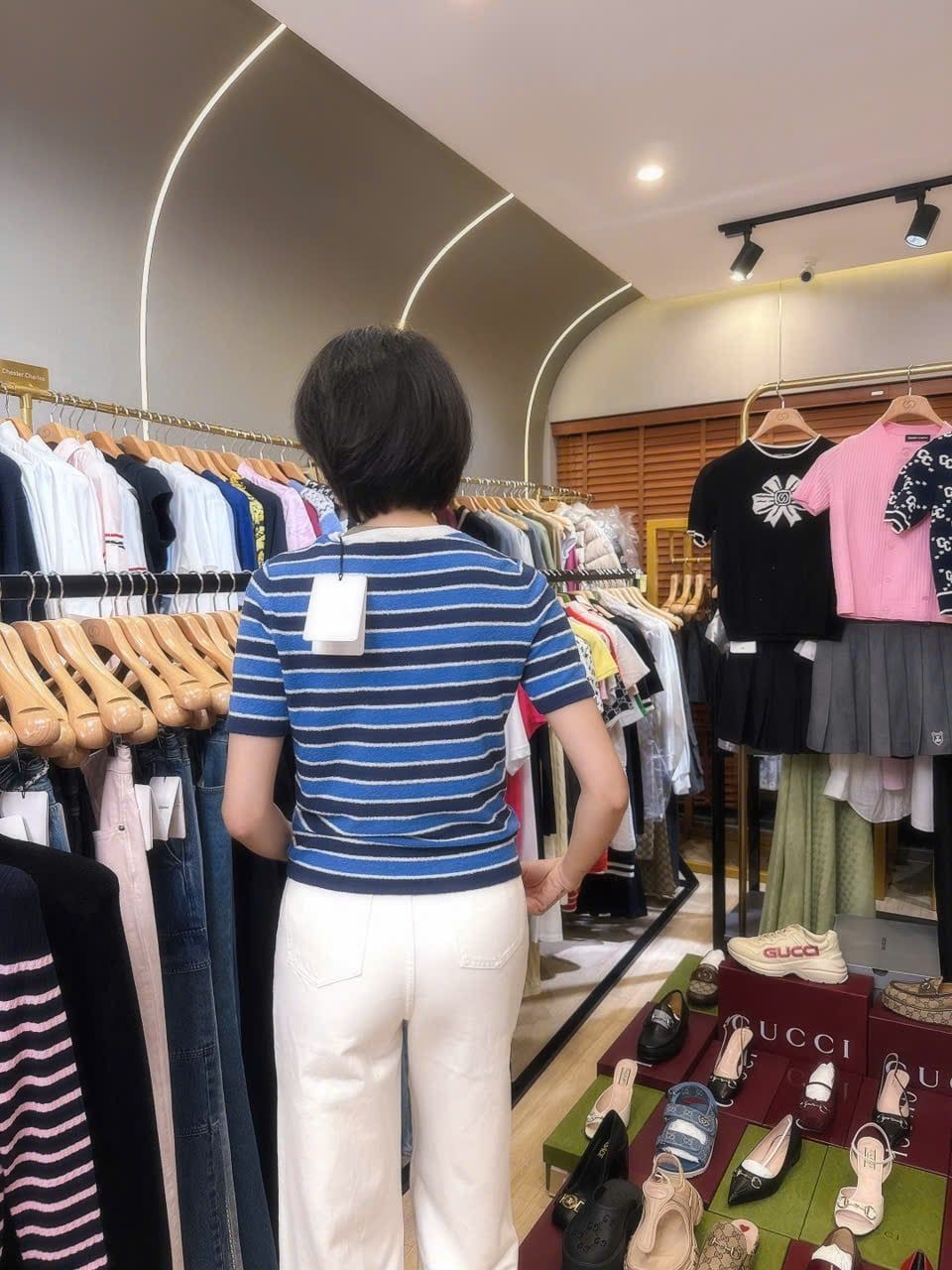  Áo thun kẻ xanh cổ viền trắng huy hiệu đính ngực 