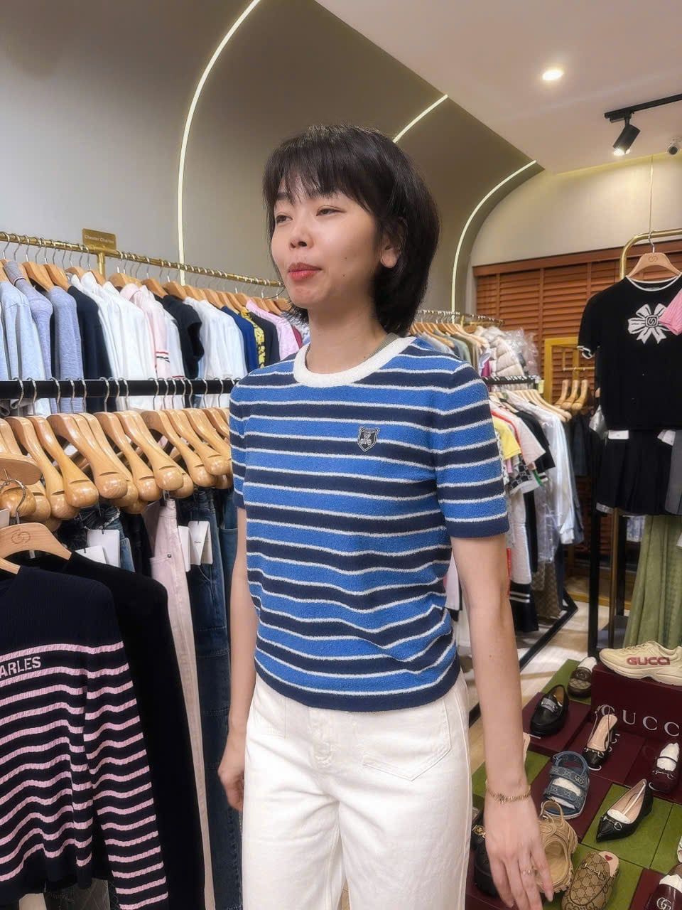  Áo thun kẻ xanh cổ viền trắng huy hiệu đính ngực 