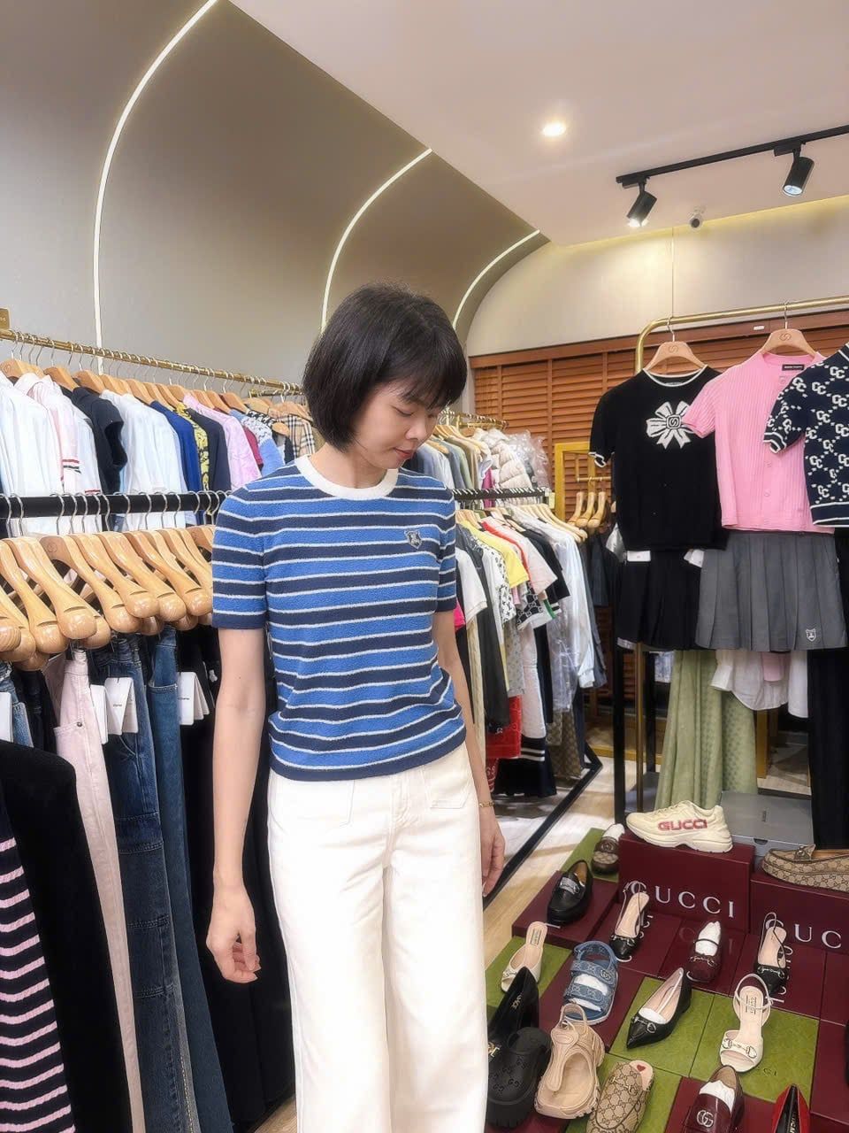  Áo thun kẻ xanh cổ viền trắng huy hiệu đính ngực 