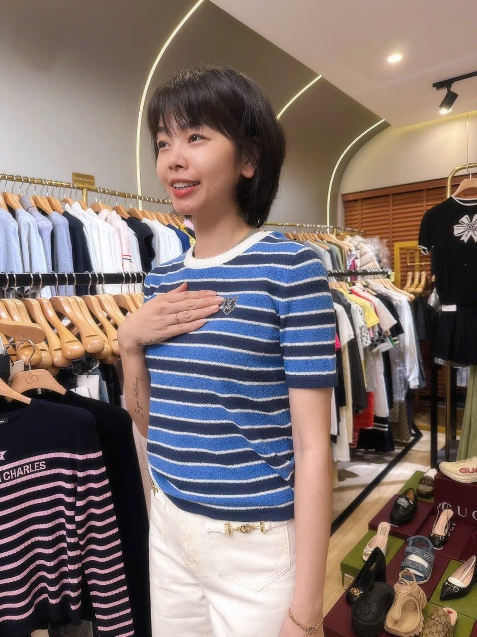  Áo thun kẻ xanh cổ viền trắng huy hiệu đính ngực 