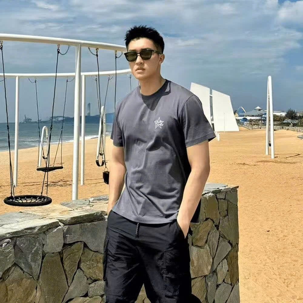  1.Áo phông Nam xám , logo sao trắng 1 bên ngực 