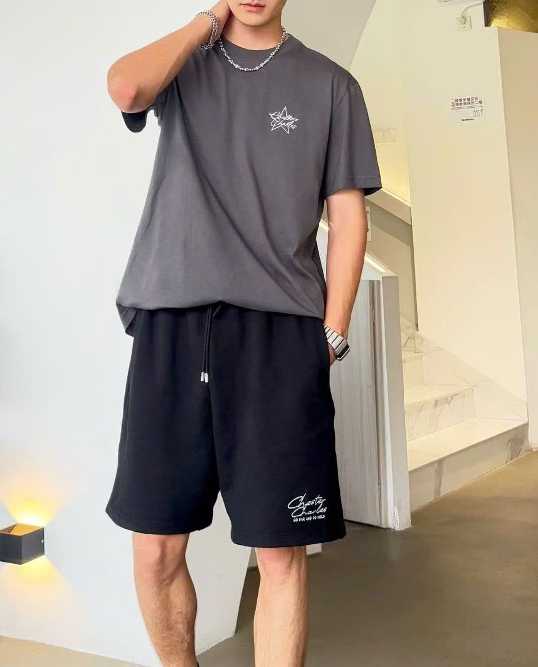  1.Áo phông Nam xám , logo sao trắng 1 bên ngực 