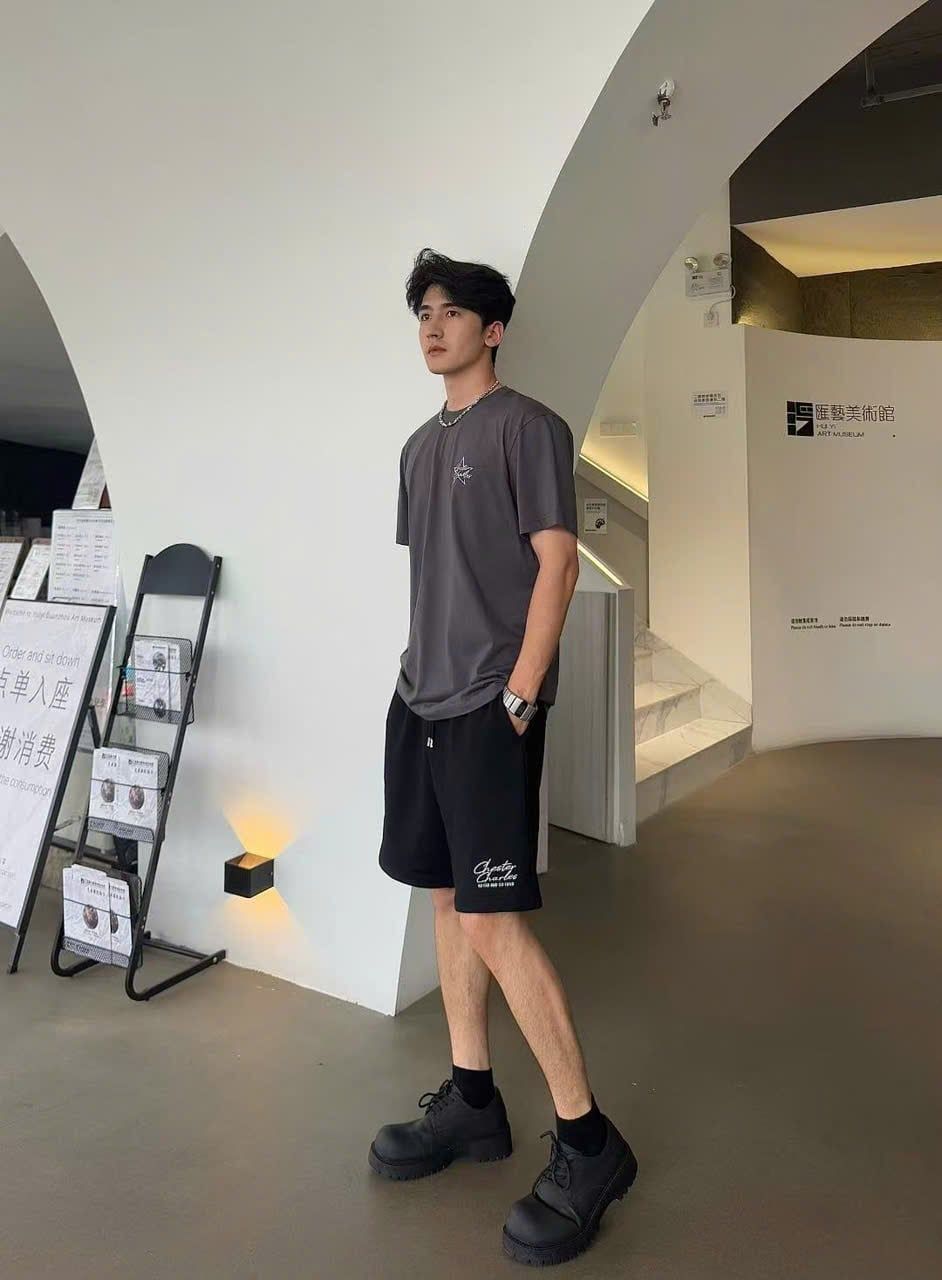  1.Áo phông Nam xám , logo sao trắng 1 bên ngực 