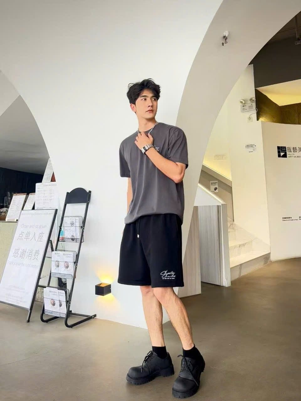  1.Áo phông Nam xám , logo sao trắng 1 bên ngực 