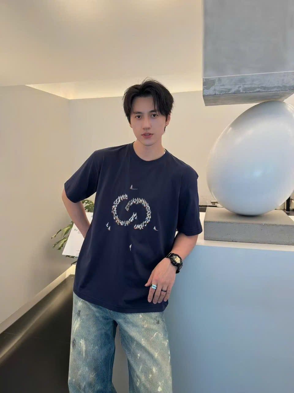  2.Áo phông xanh -logo to ngực 