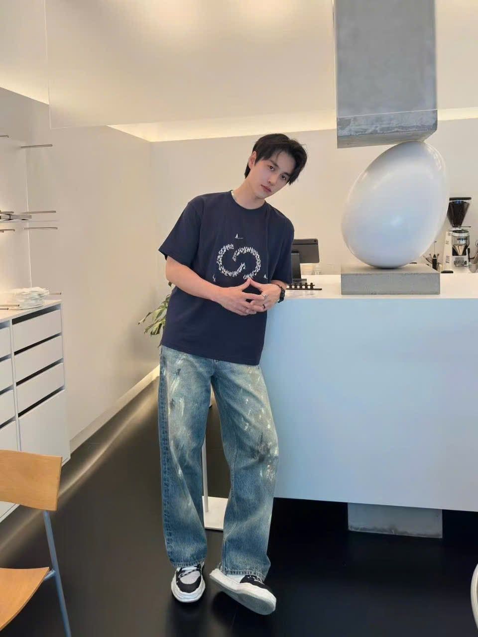  2.Áo phông xanh -logo to ngực 