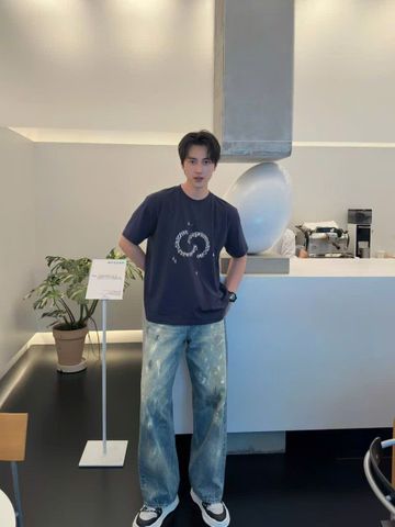  2.Áo phông xanh -logo to ngực 