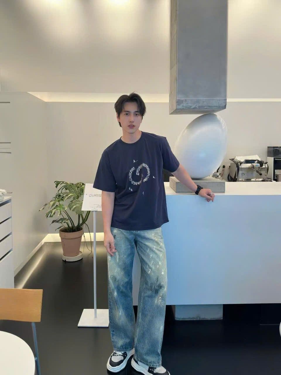  2.Áo phông xanh -logo to ngực 