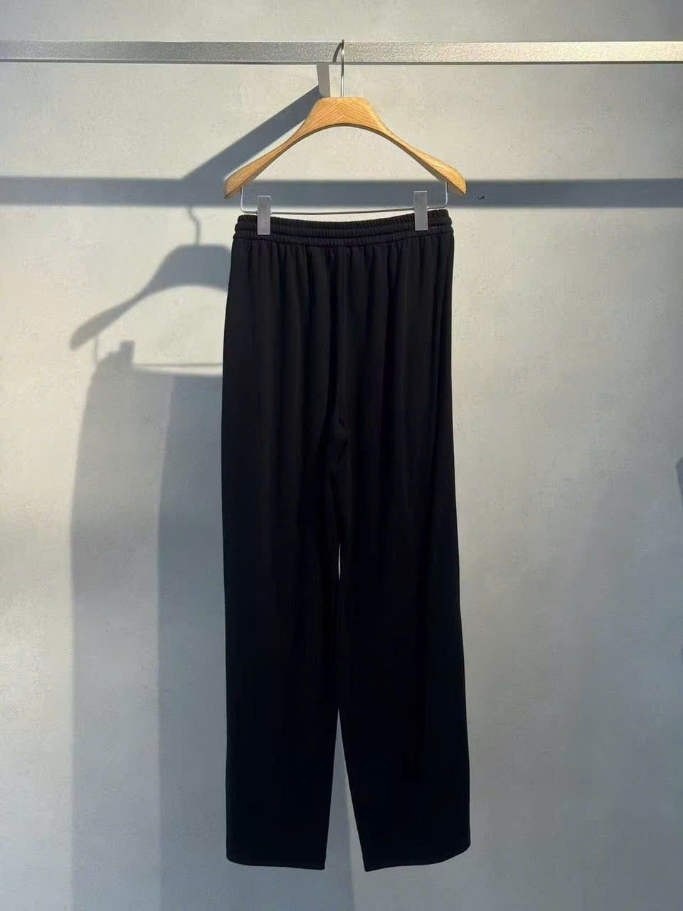  Quần thun đen, gấu trắng 2 sọc 2 bên 
