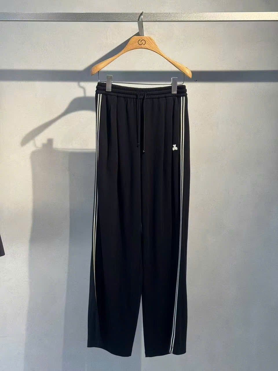  Quần thun đen, gấu trắng 2 sọc 2 bên 