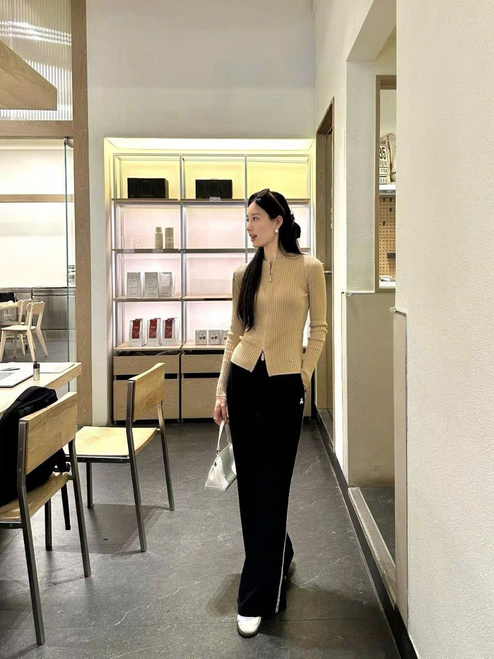  Quần thun đen, gấu trắng 2 sọc 2 bên 