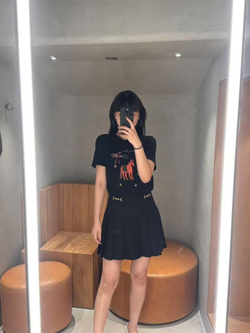  Áo phông đen, chú ngựa đỏ 