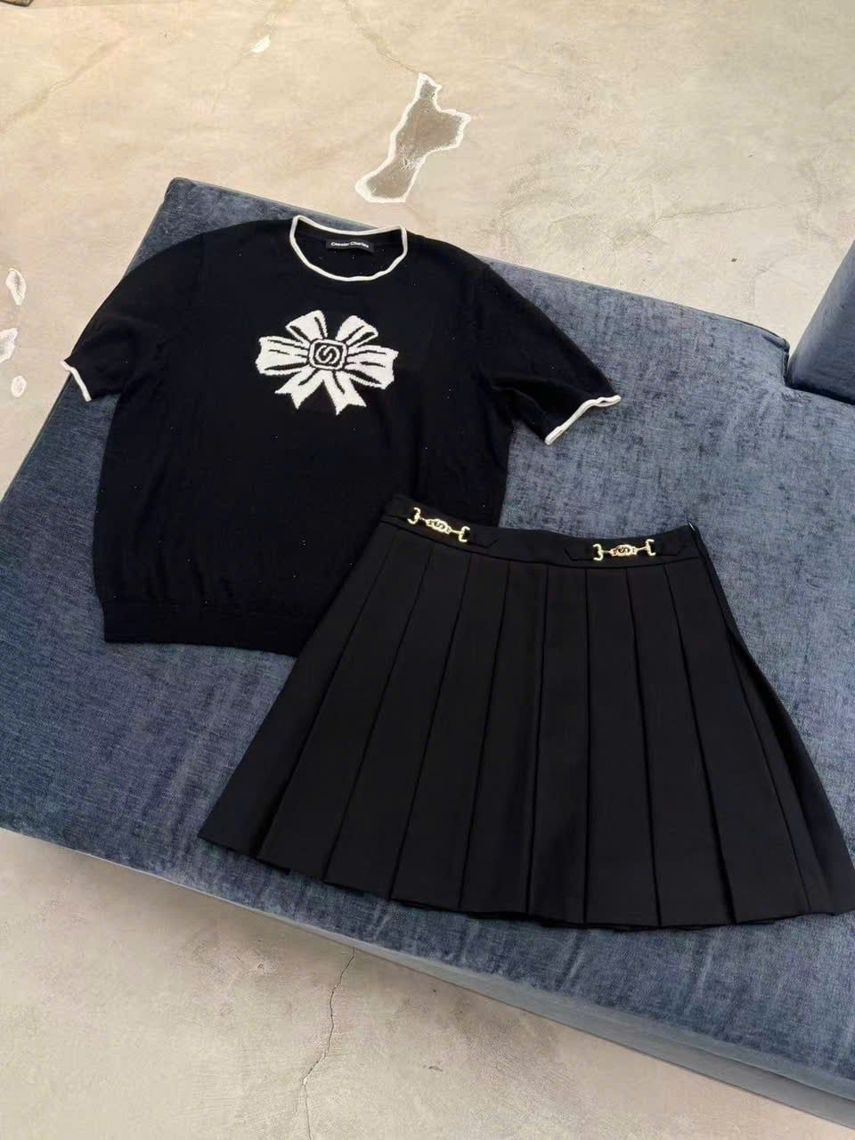  Áo thun đen nơ trắng 