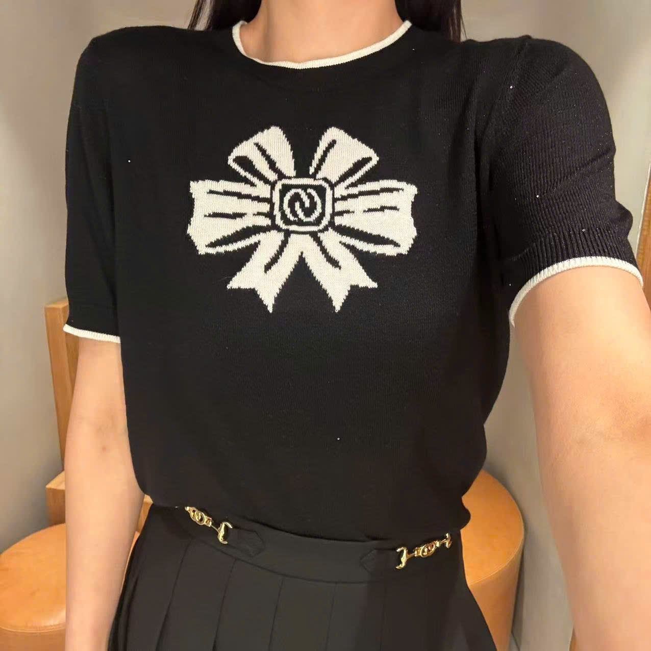  Áo thun đen nơ trắng 