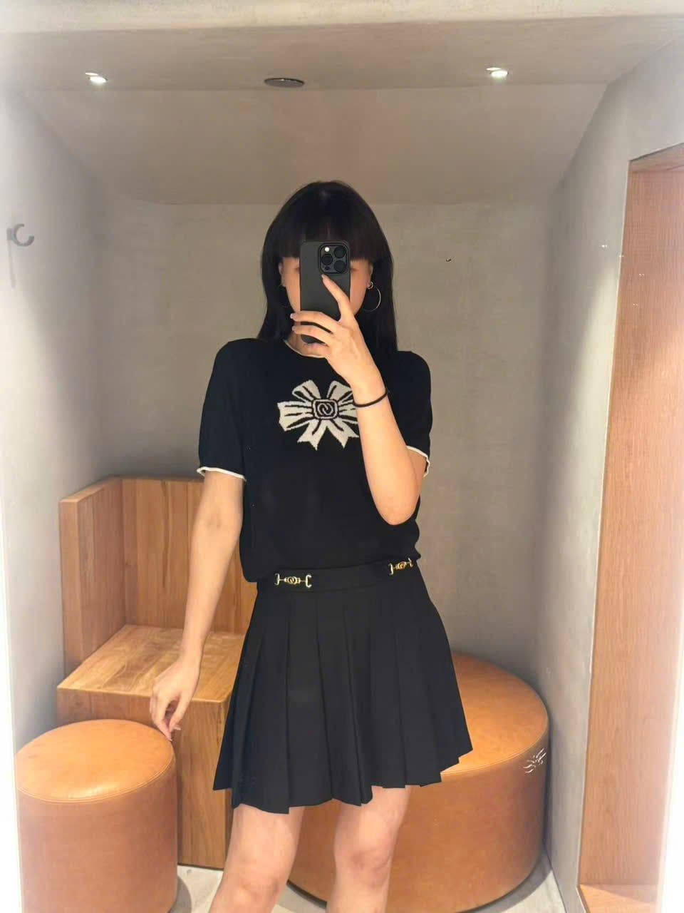  Áo thun đen nơ trắng 