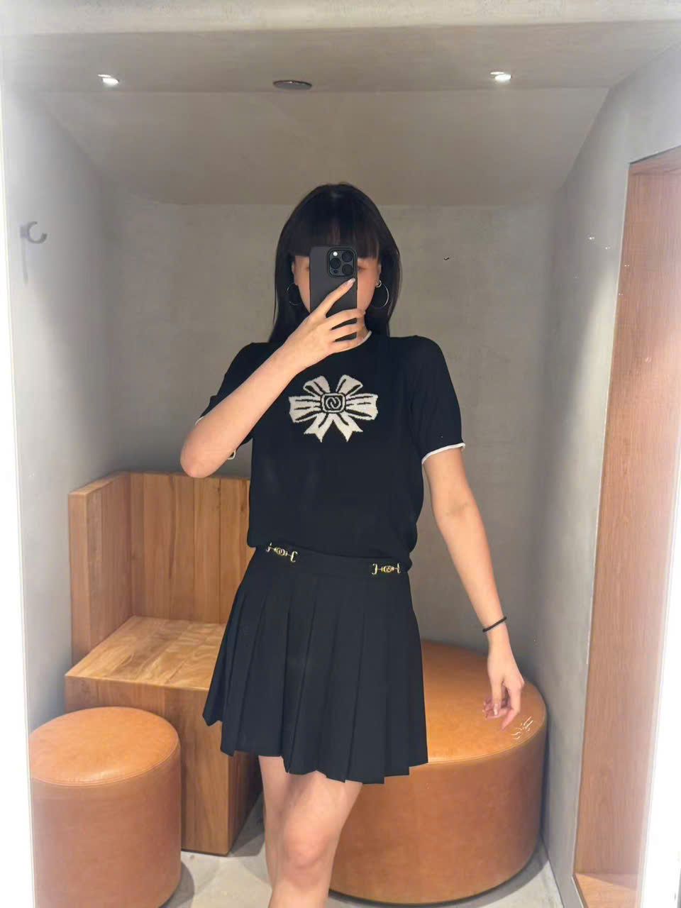  Áo thun đen nơ trắng 