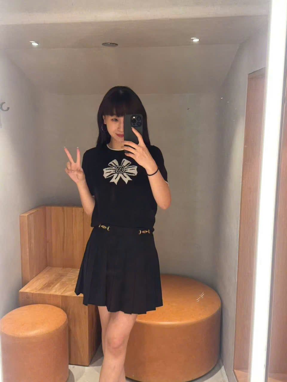  Áo thun đen nơ trắng 