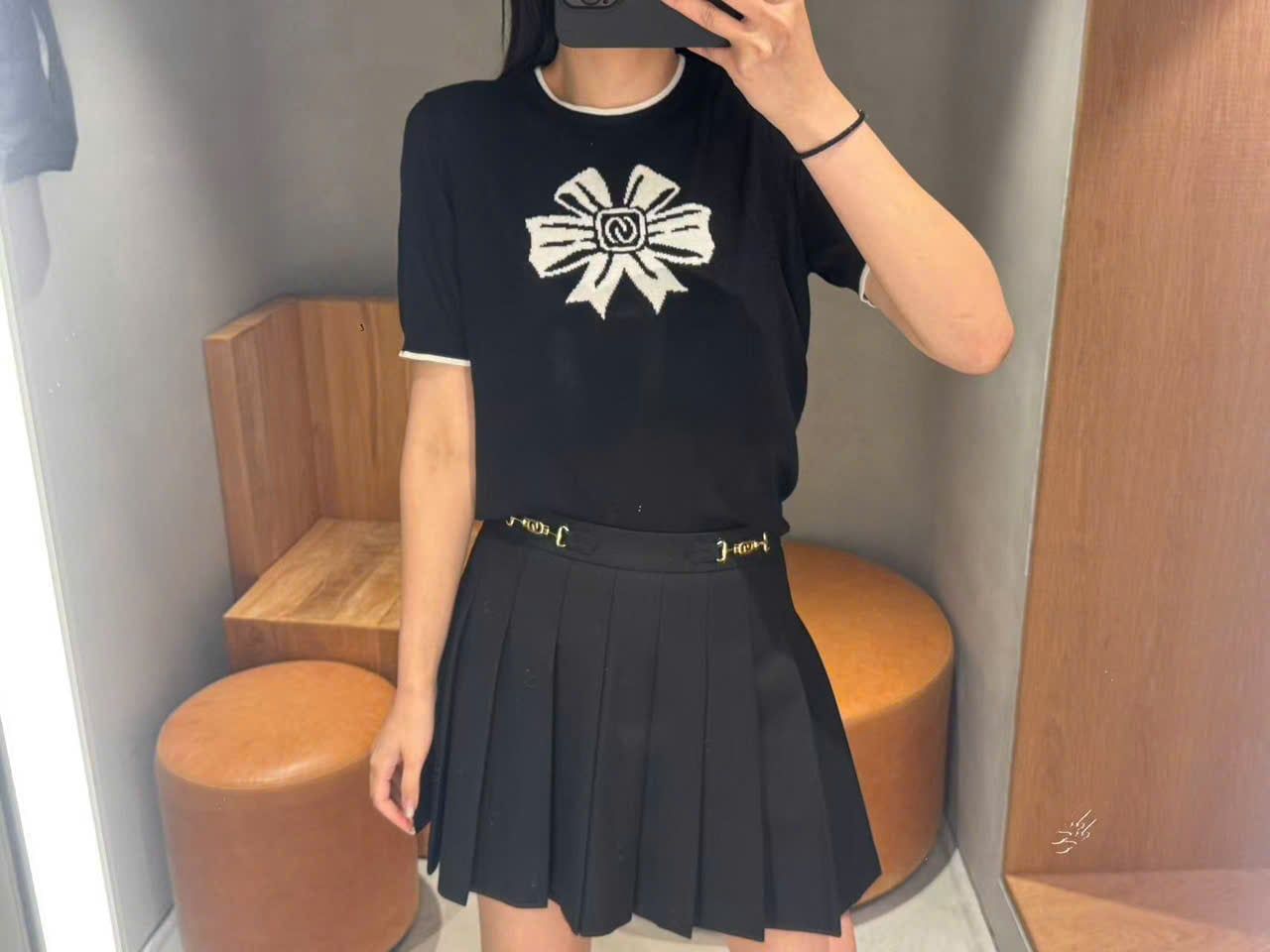  Áo thun đen nơ trắng 