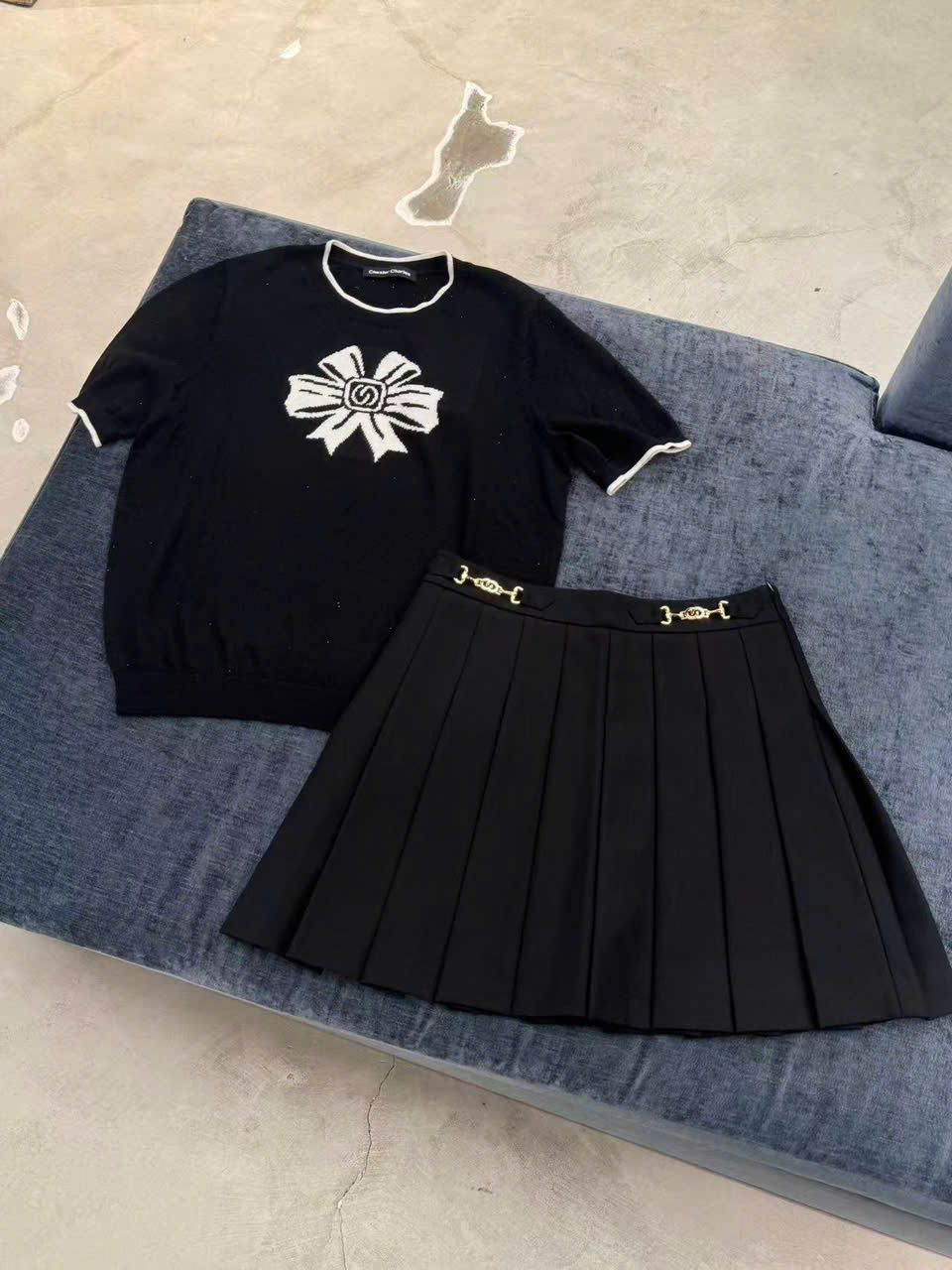  Áo thun đen nơ trắng 