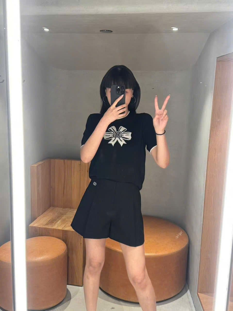  Áo thun đen nơ trắng 