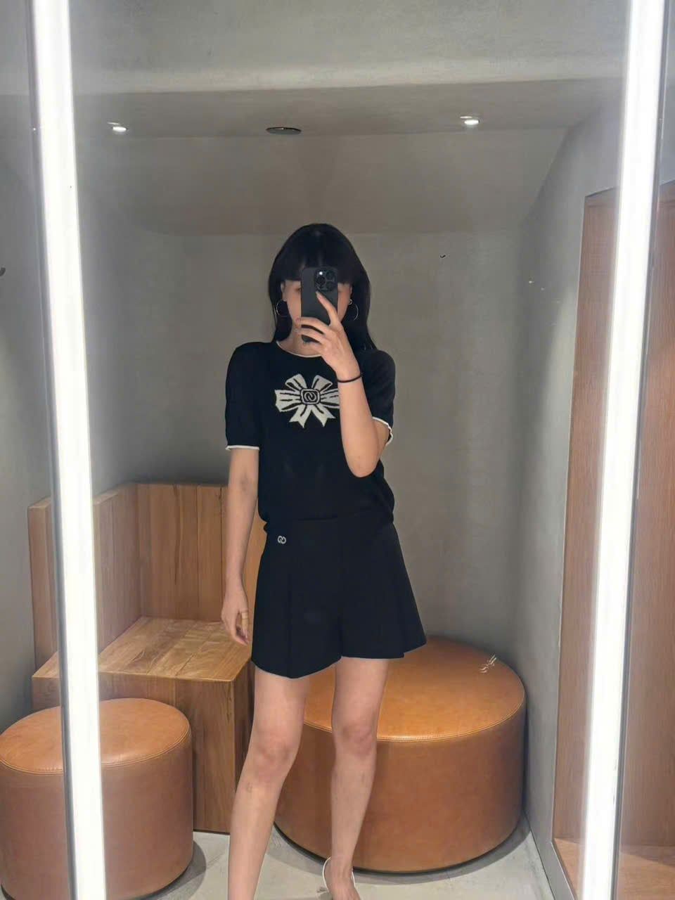  Áo thun đen nơ trắng 