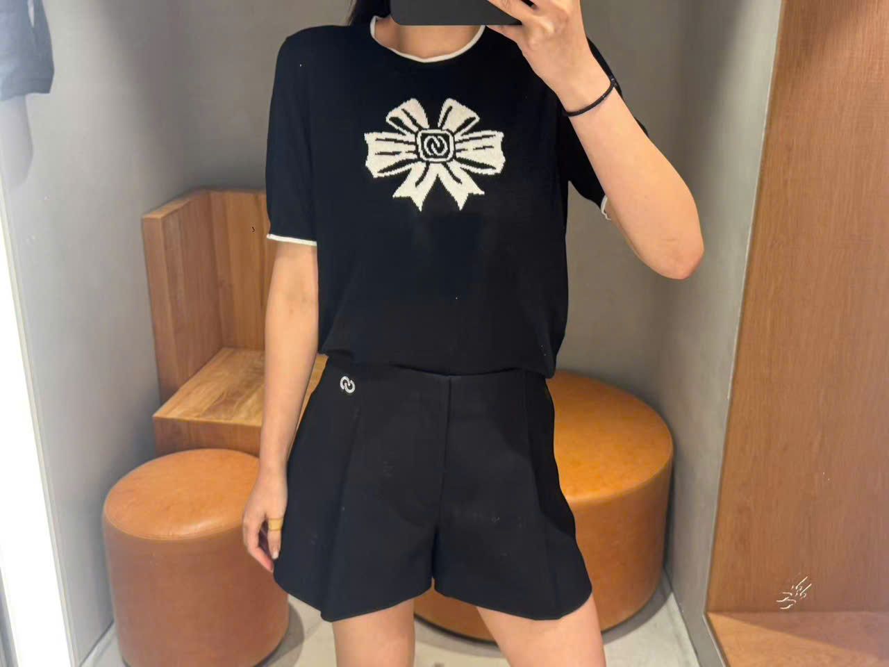  Áo thun đen nơ trắng 