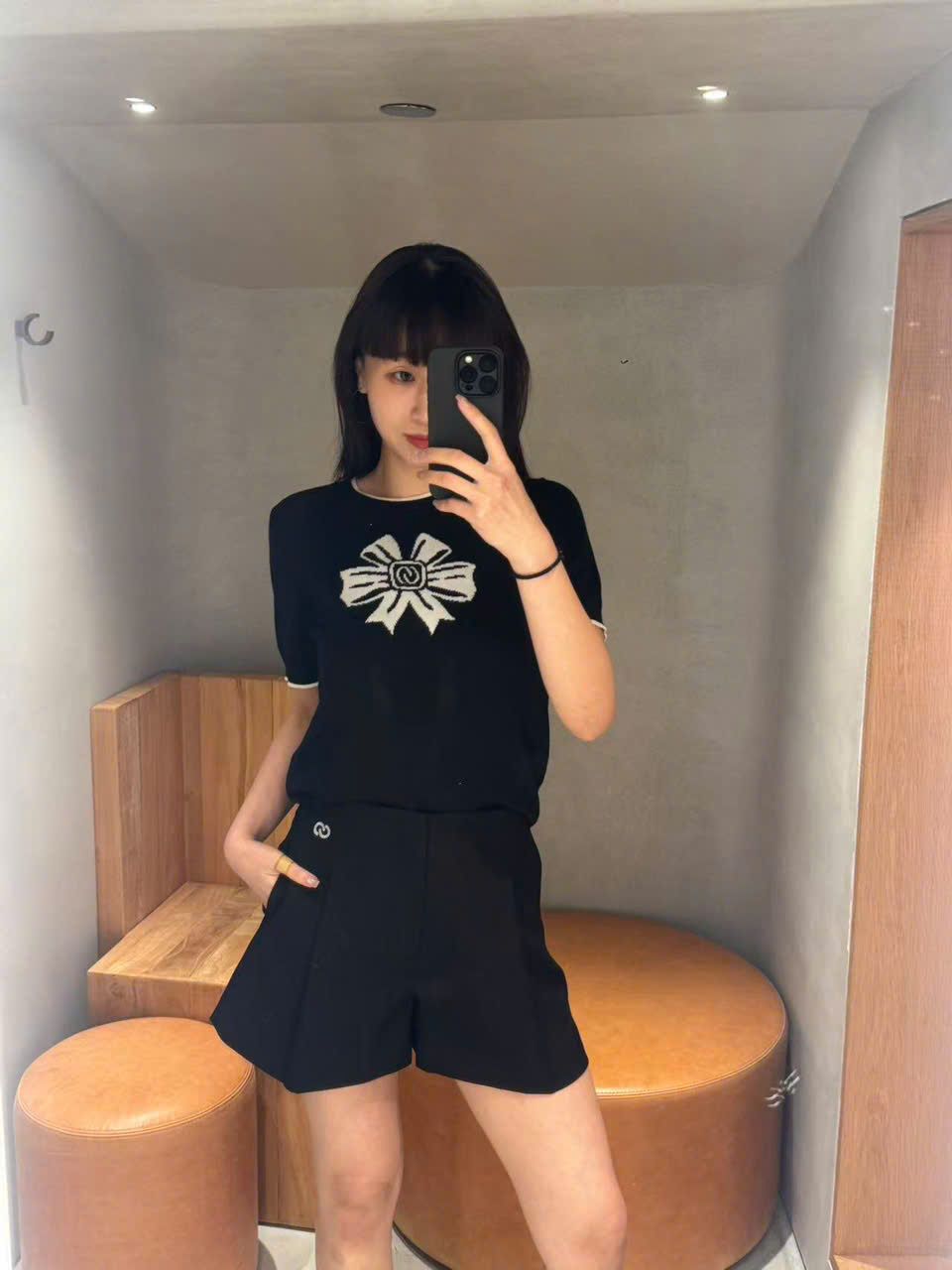  Áo thun đen nơ trắng 