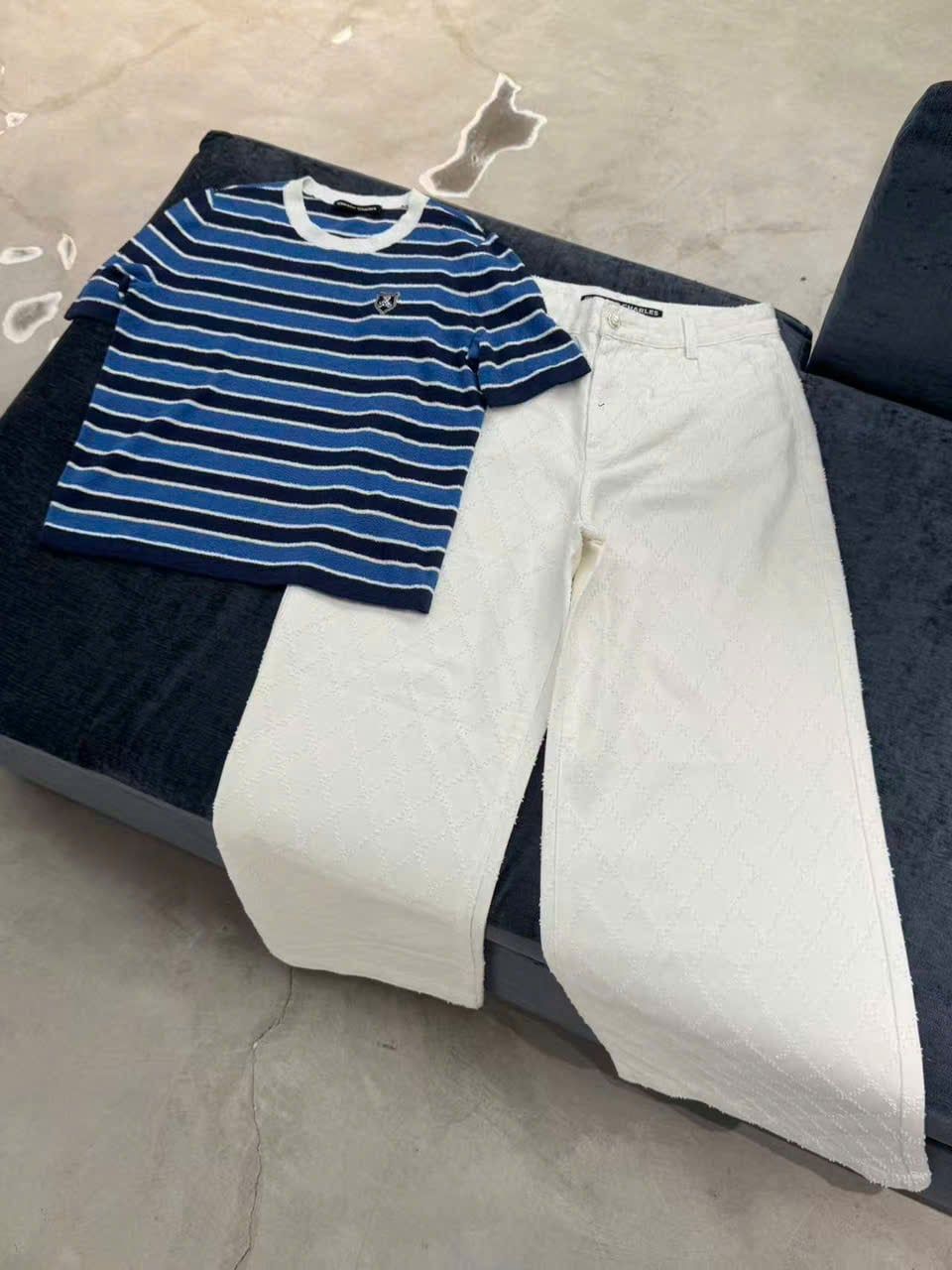  Áo thun kẻ xanh cổ viền trắng huy hiệu đính ngực 