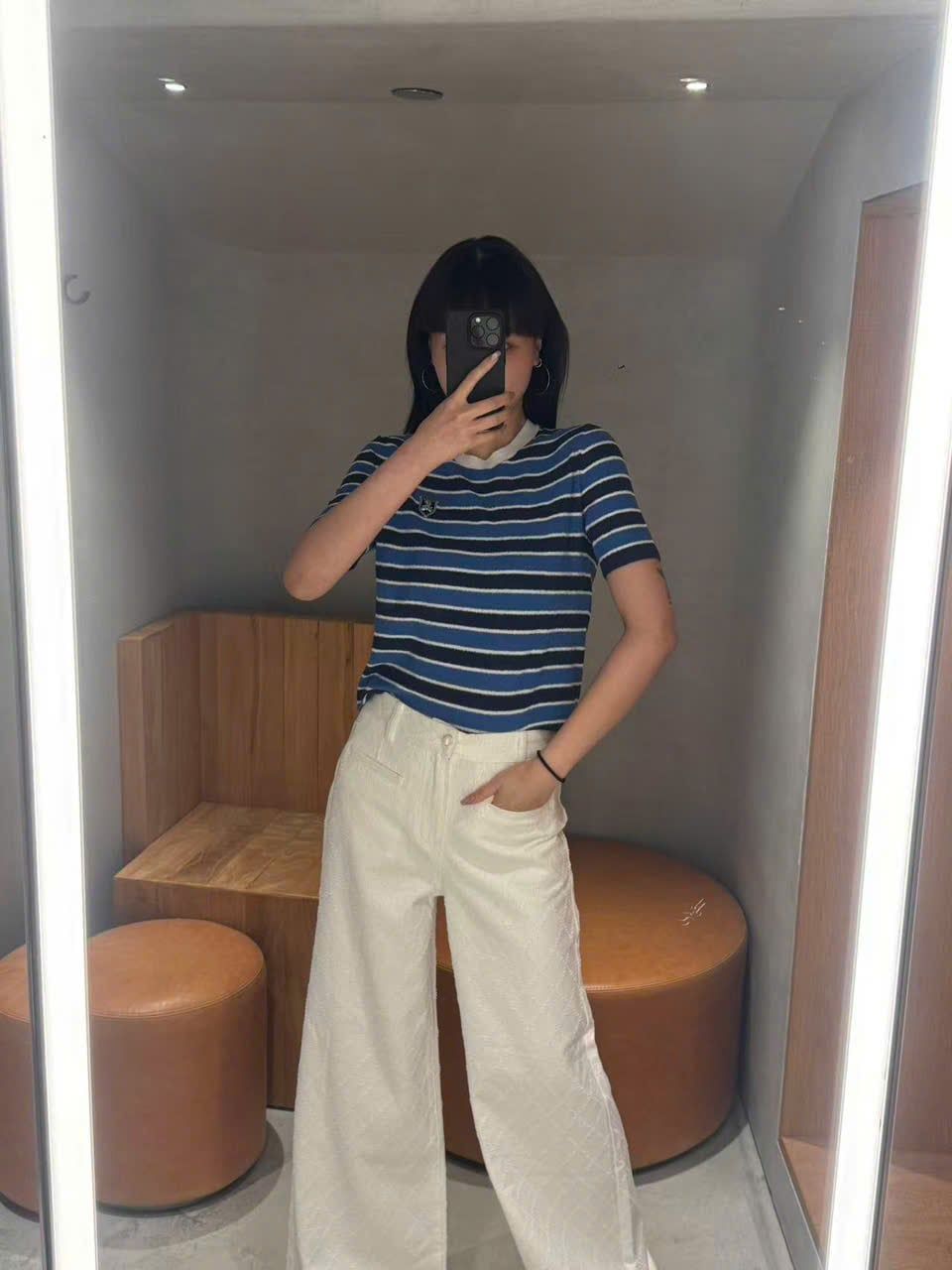  Áo thun kẻ xanh cổ viền trắng huy hiệu đính ngực 