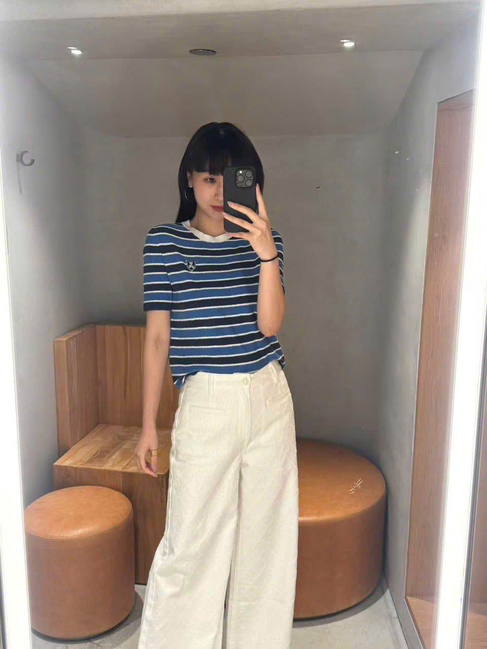  Áo thun kẻ xanh cổ viền trắng huy hiệu đính ngực 