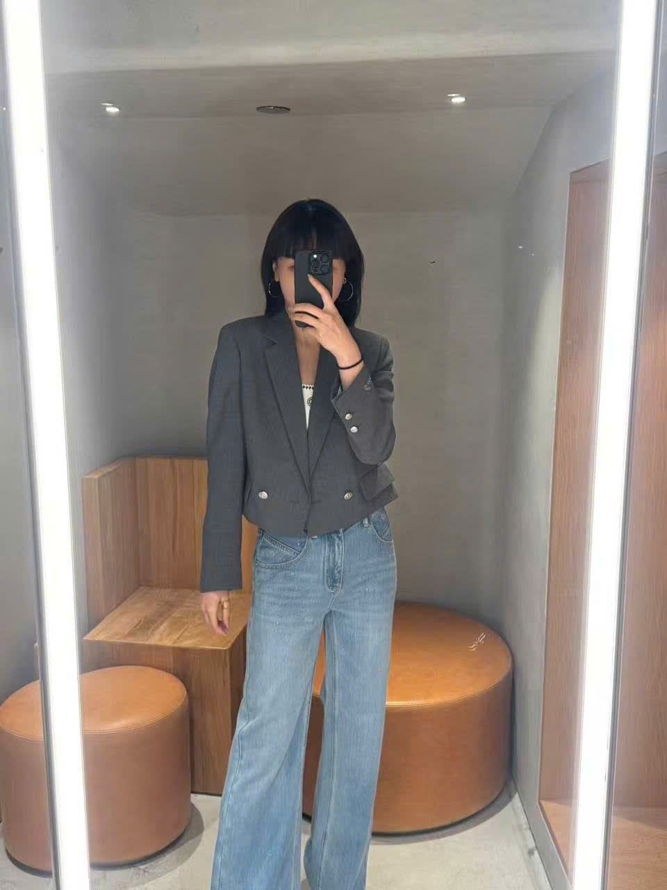  Áo blazer xám dài tay, dáng lửng 