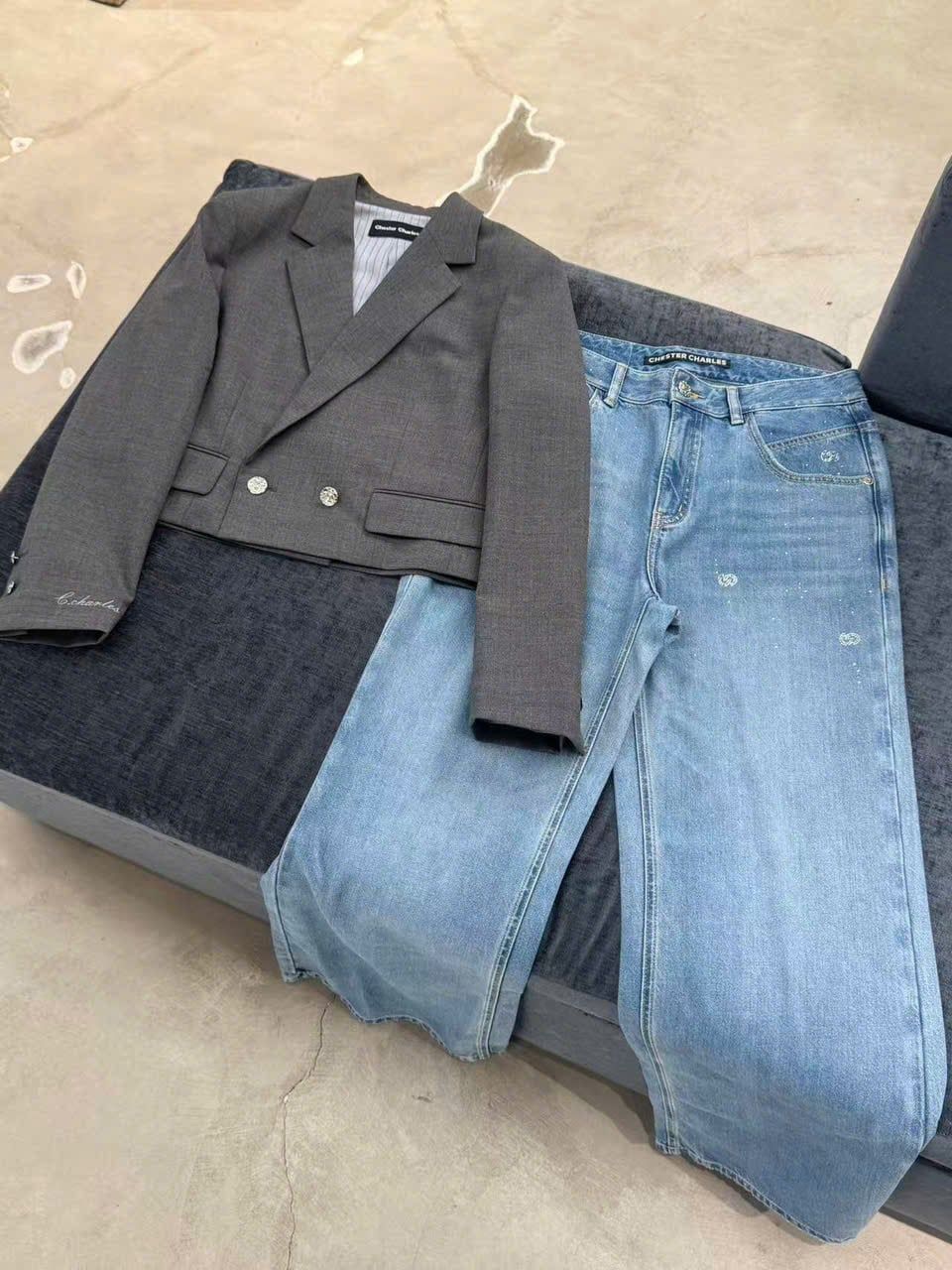  Áo blazer xám dài tay, dáng lửng 