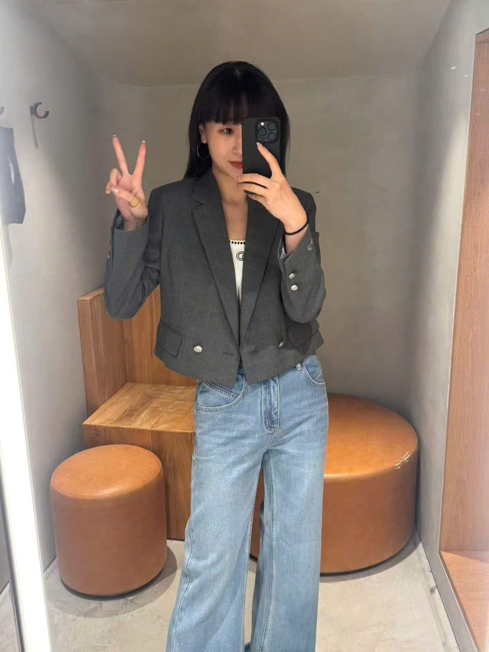  Áo blazer xám dài tay, dáng lửng 