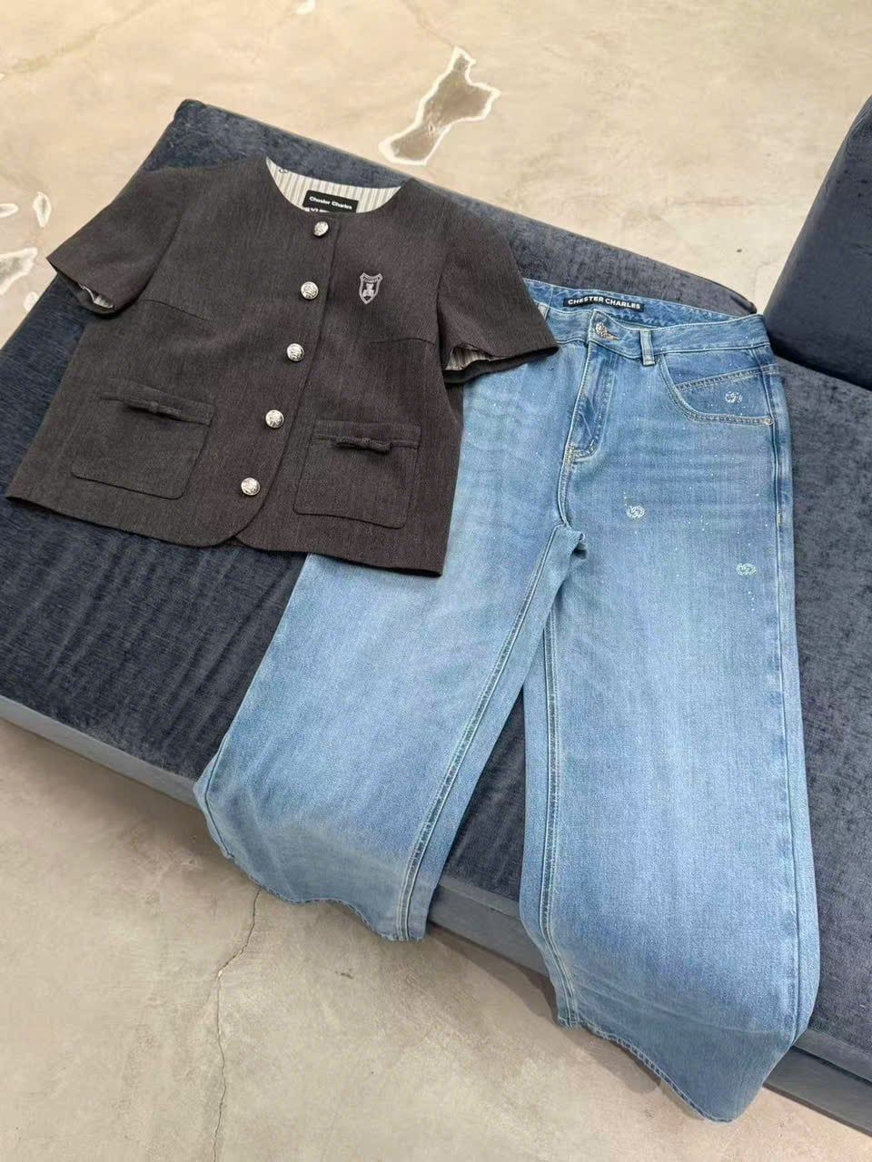  Áo xám 2 túi nơ logo huy hiệu 