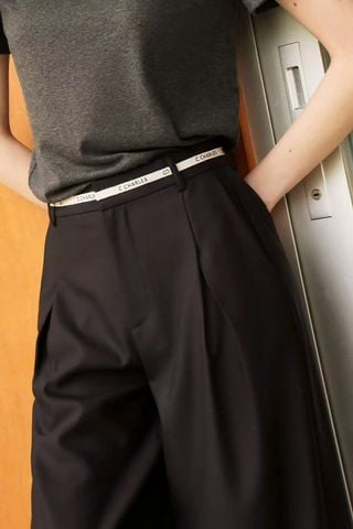  Quần vải đen ống rộng cạp kẻ trắng chữ chạy 