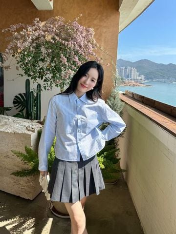  1.Áo sơ mi xanh hoa vàng 