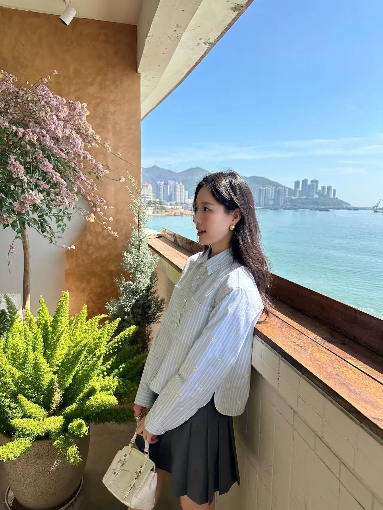  Áo sơ mi xanh sọc trắng hoa vàng 