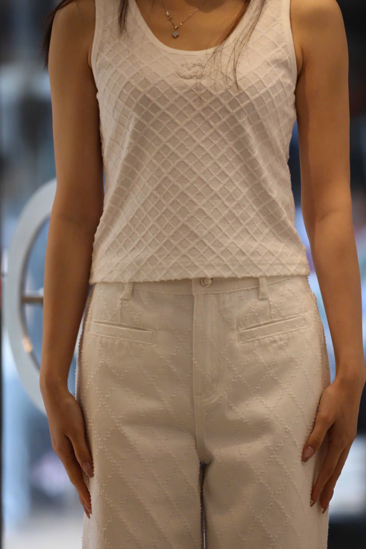  Áo tanktop trám trắng logo xequin 