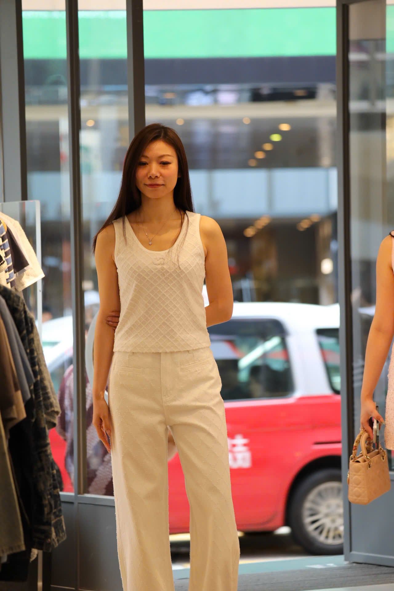  Áo tanktop trám trắng logo xequin 