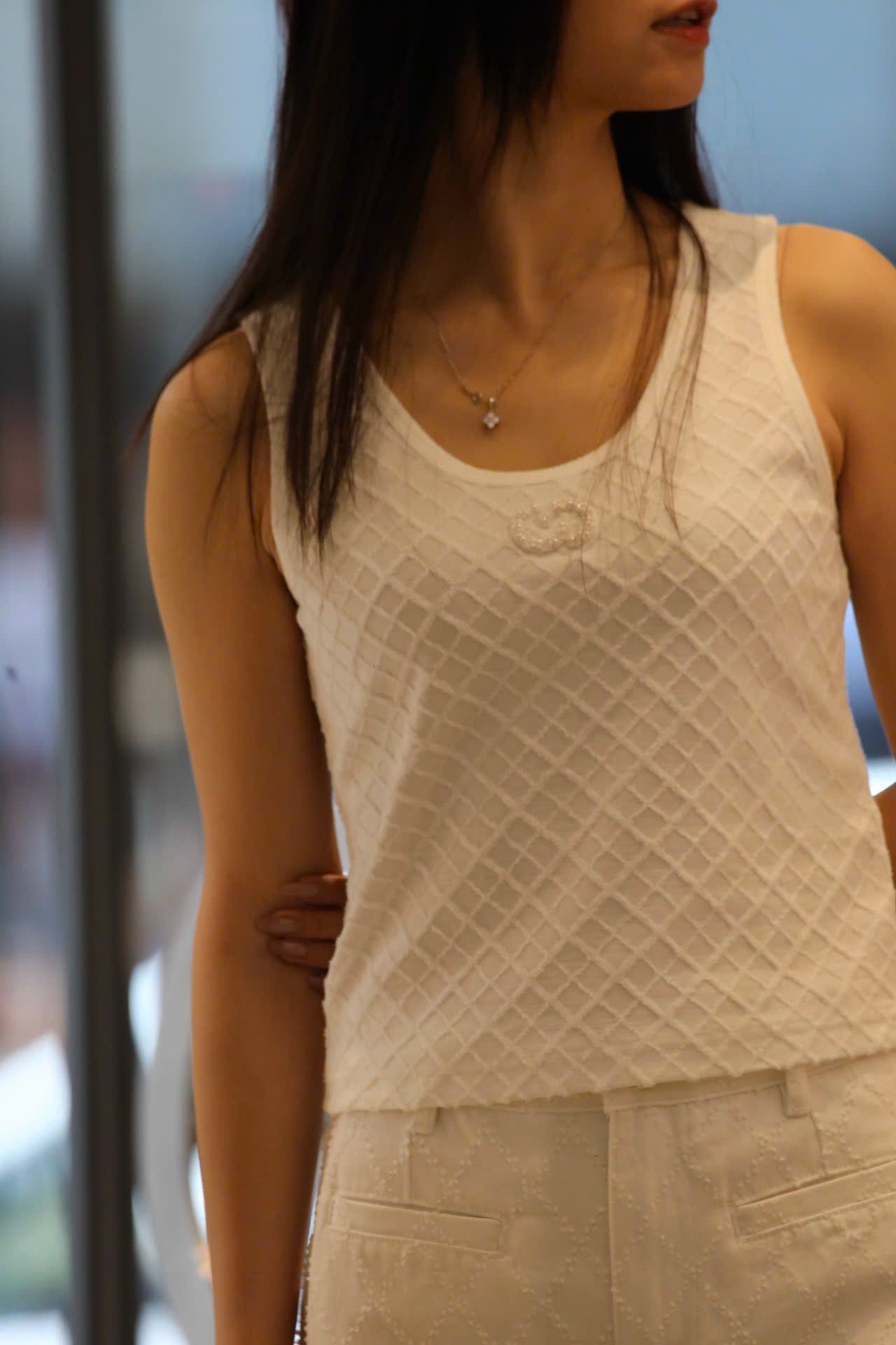  Áo tanktop trám trắng logo xequin 