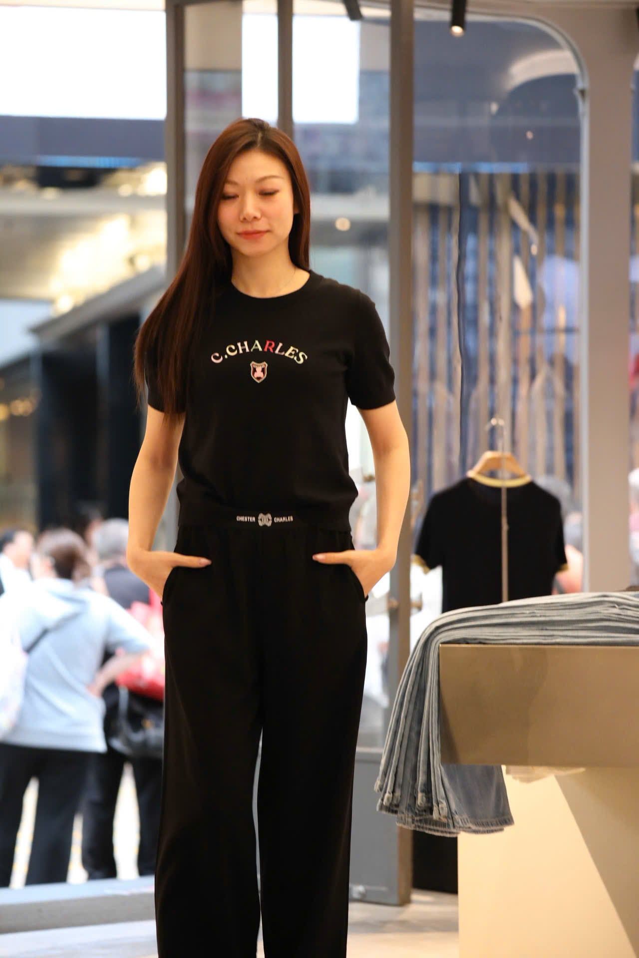  Áo đen huy hiệu gấu hồng đính đá 