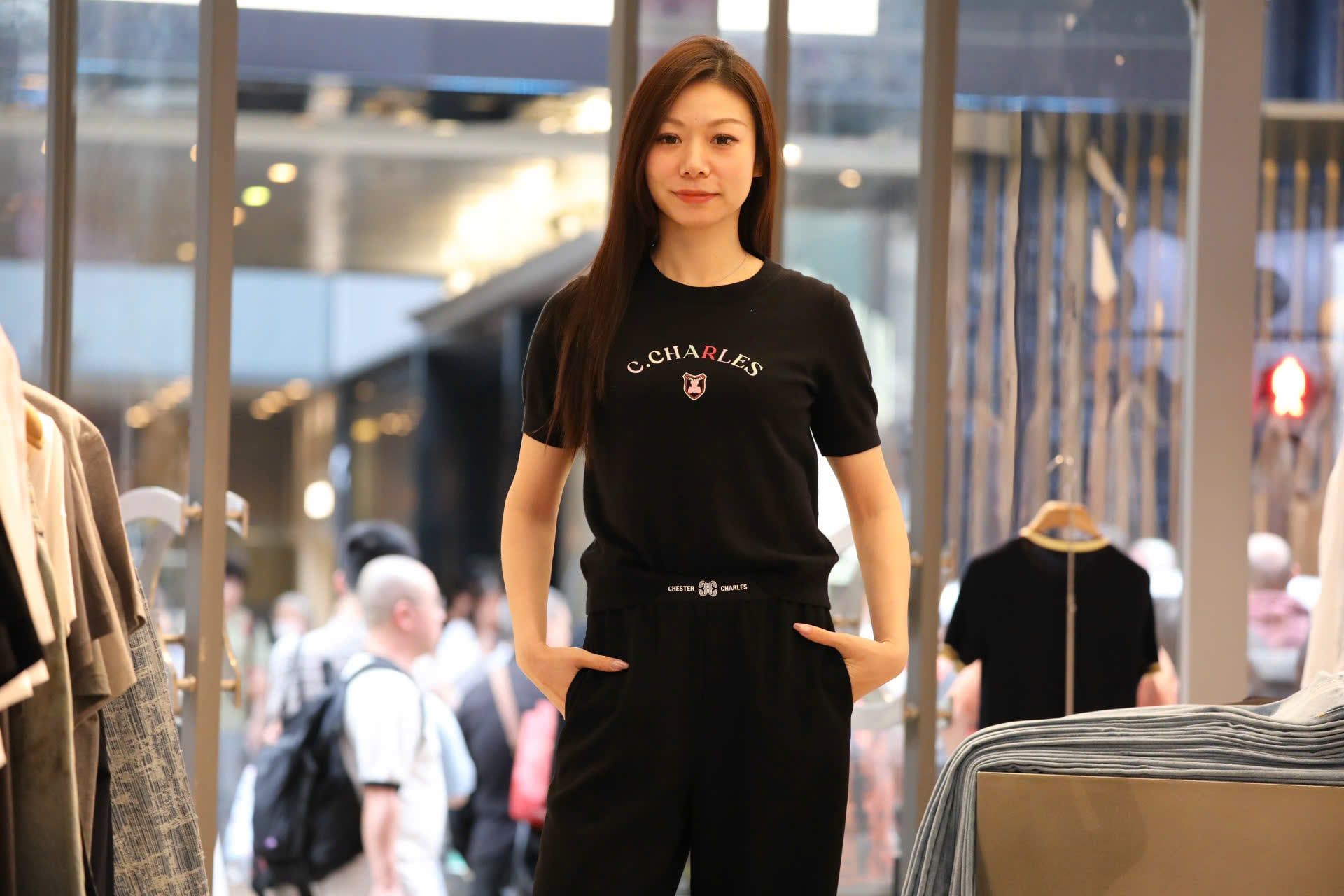  Áo đen huy hiệu gấu hồng đính đá 