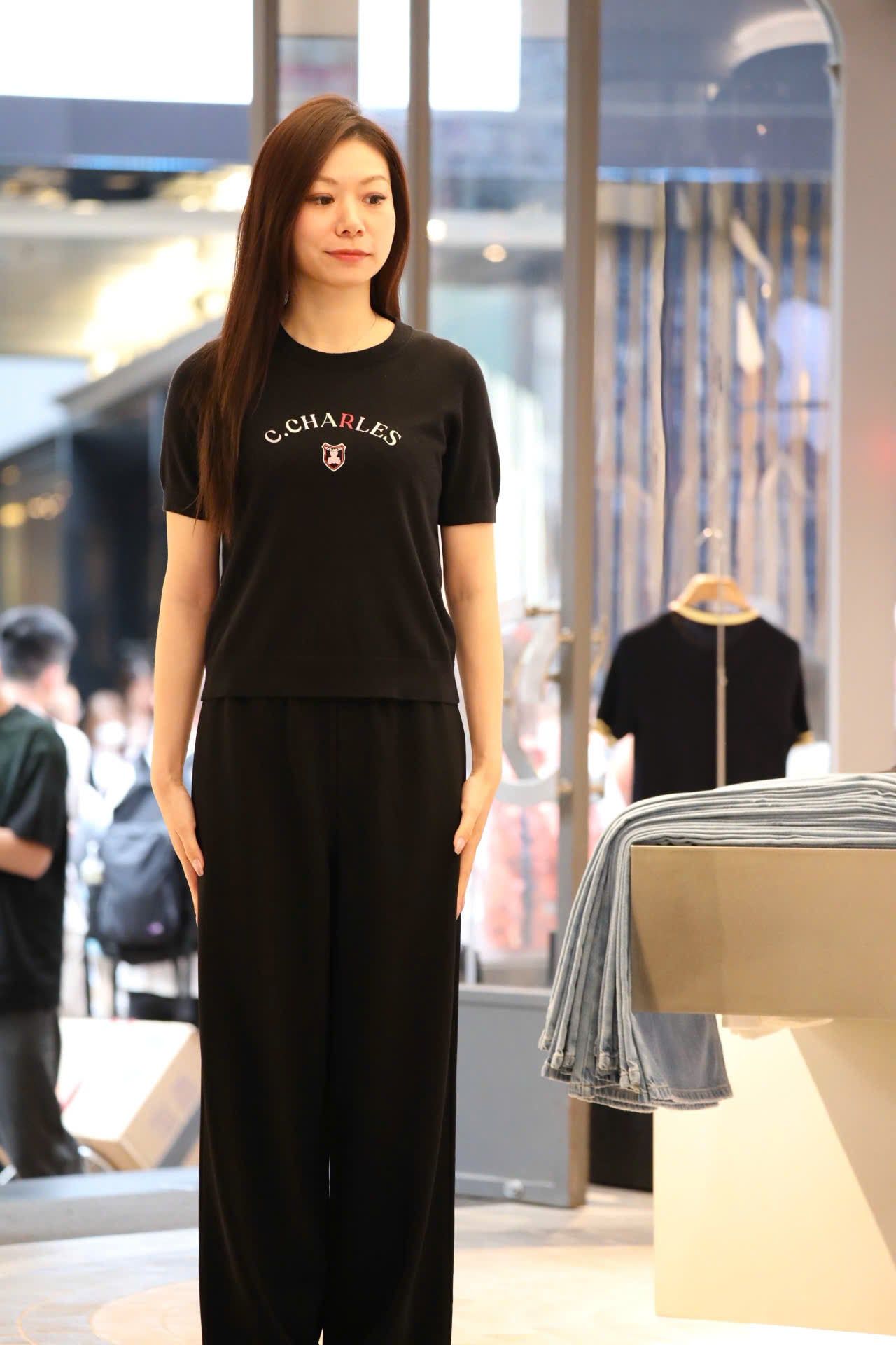  Áo đen huy hiệu gấu hồng đính đá 