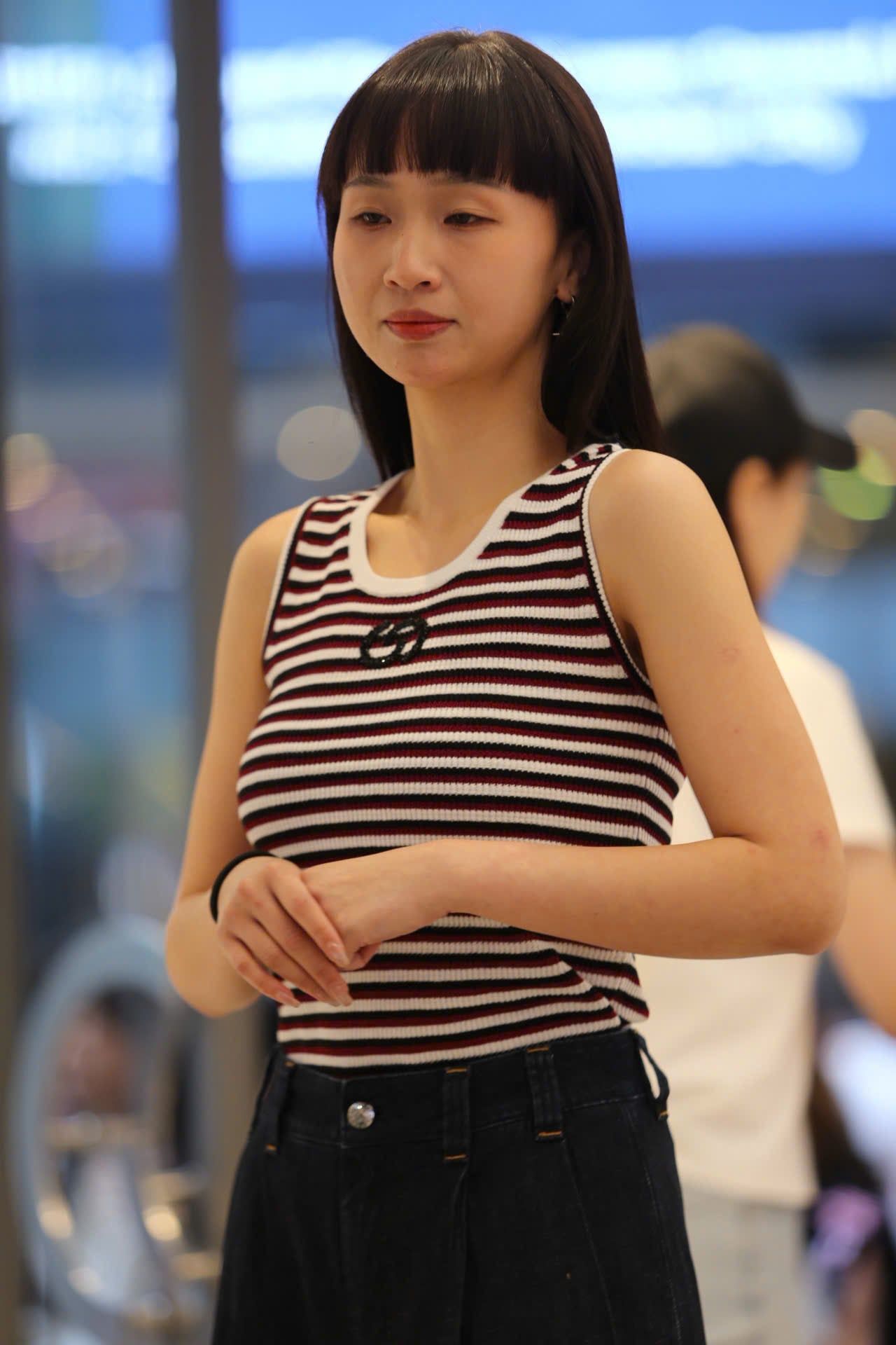  Áo tanktop kẻ đỏ đen 