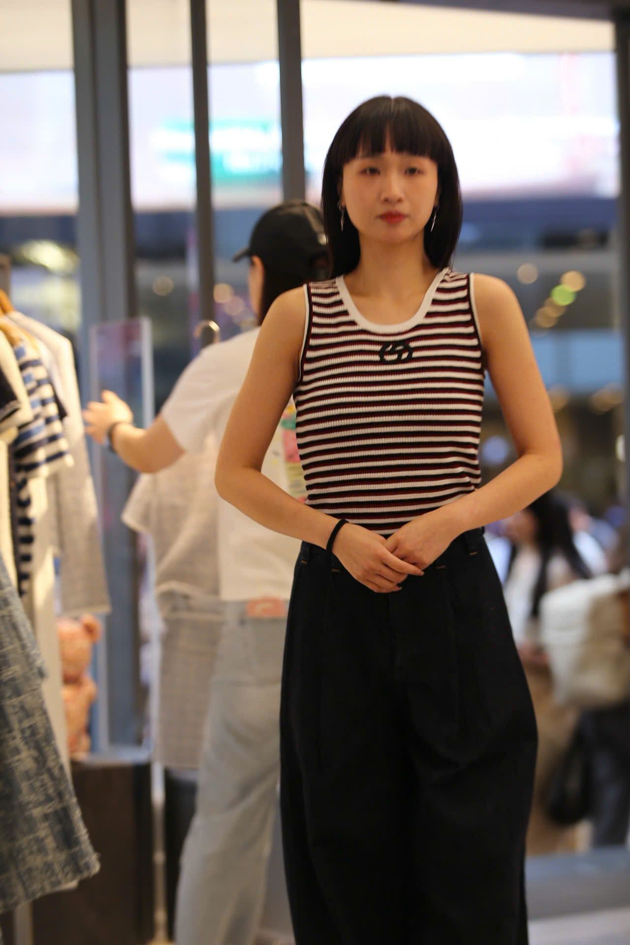  Áo tanktop kẻ đỏ đen 