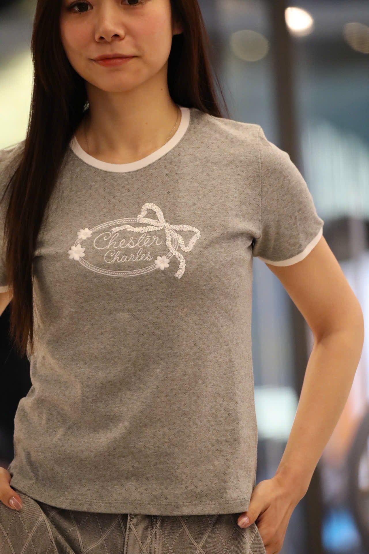  Áo phông xám, logo nơ trắng đính xequin ngực 