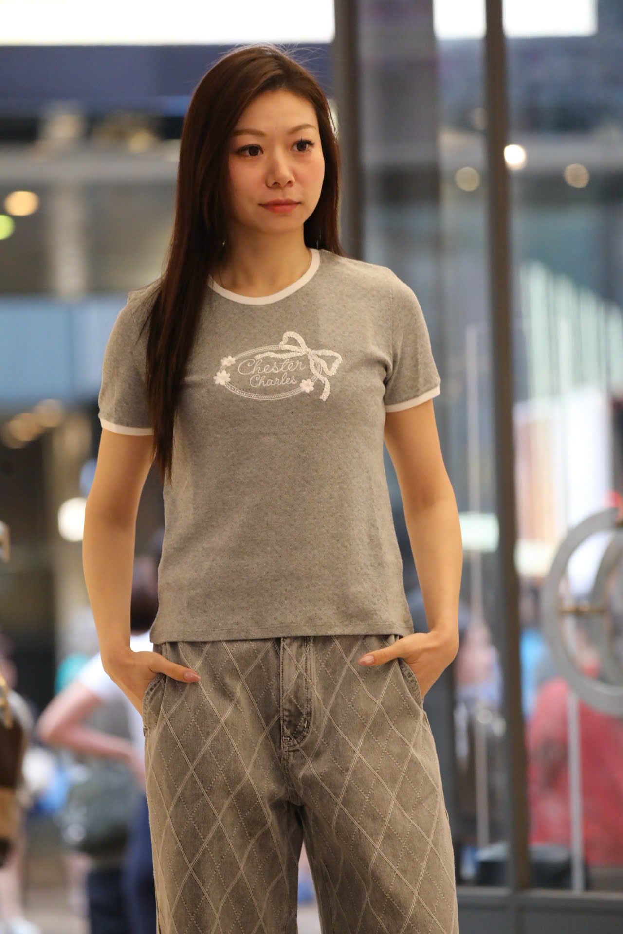  Áo phông xám, logo nơ trắng đính xequin ngực 