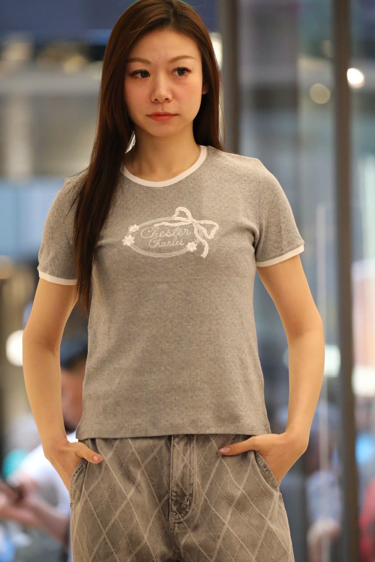  Áo phông xám, logo nơ trắng đính xequin ngực 